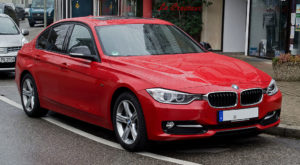 1024px-BMW_320d_Sport_Line_(F30)_–_Frontansicht,_26._Februar_2012,_Wülfrath