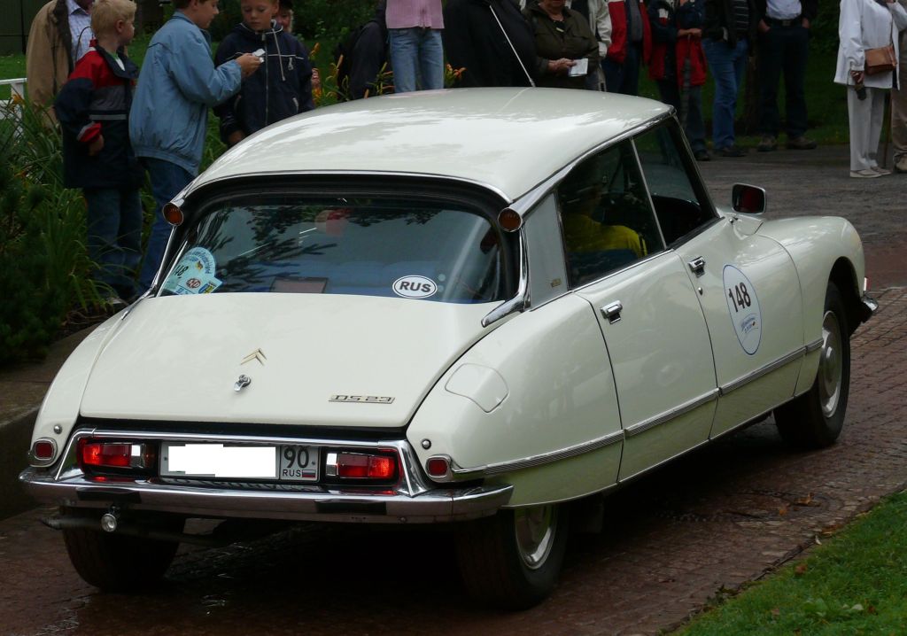 auto-Citroën_DS_23_Pallas_hr