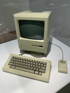 Apple_Macintosh_1